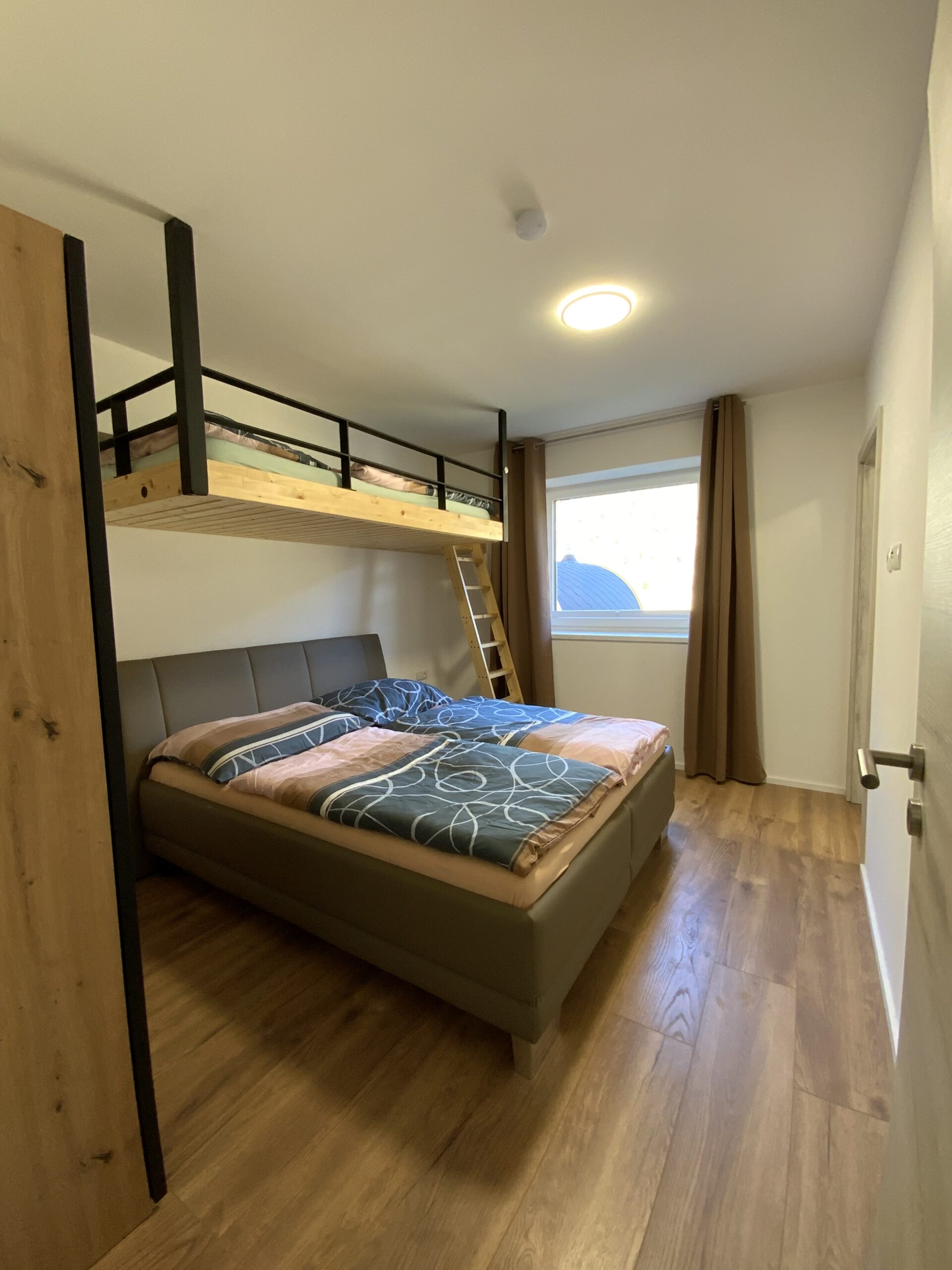 Doppelbettzimmer mit Hochbett